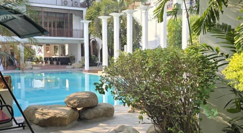 Club Denovo Hotel Butwal Buitenkant foto