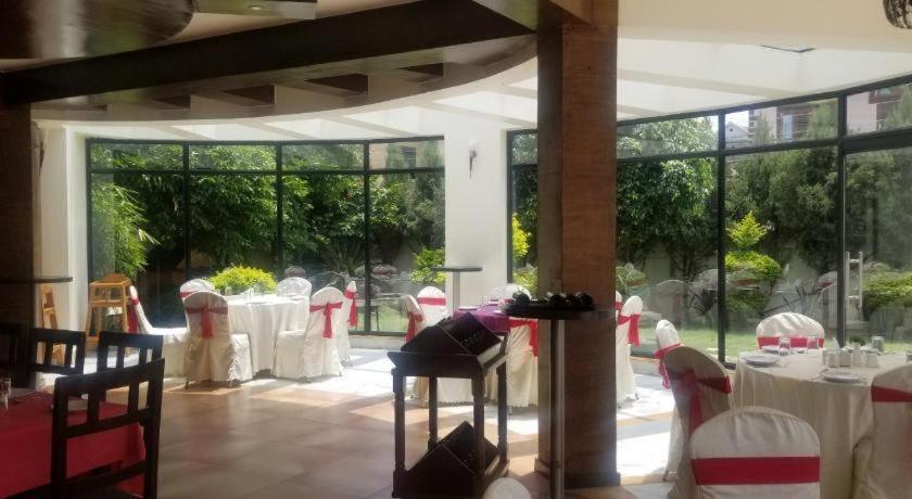 Club Denovo Hotel Butwal Buitenkant foto