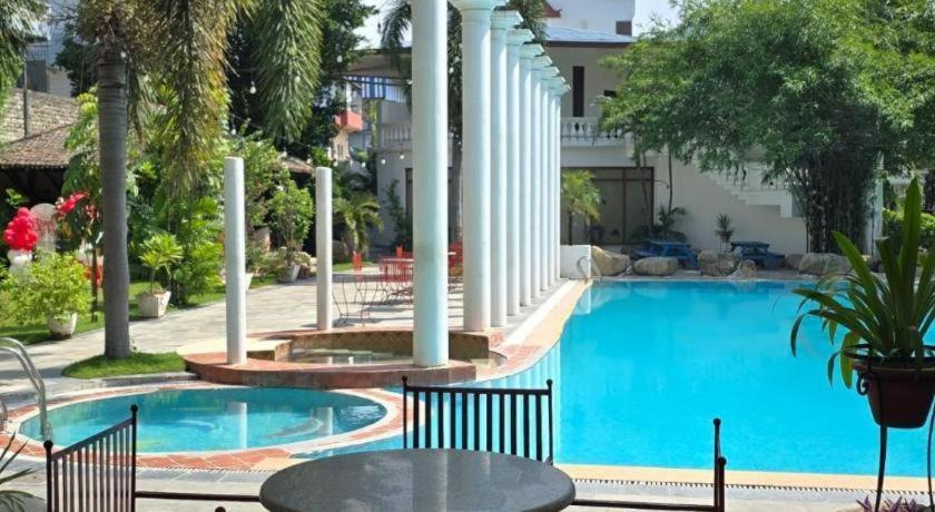 Club Denovo Hotel Butwal Buitenkant foto