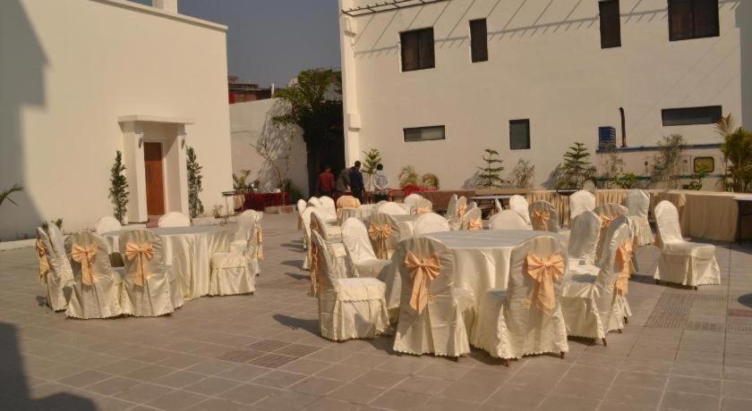 Club Denovo Hotel Butwal Buitenkant foto